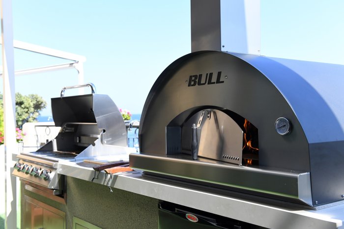 Der Edelstahl Pizzaofen von BULL integriert sie perfekt in eine vollumfängliche Gartenküche mit Gasgrill