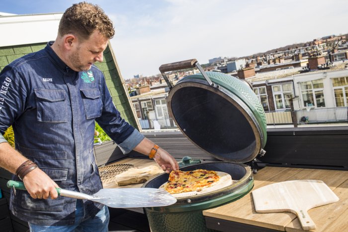 Big Green Egg Pizzastein - selbstgebackenes Brot im Grill