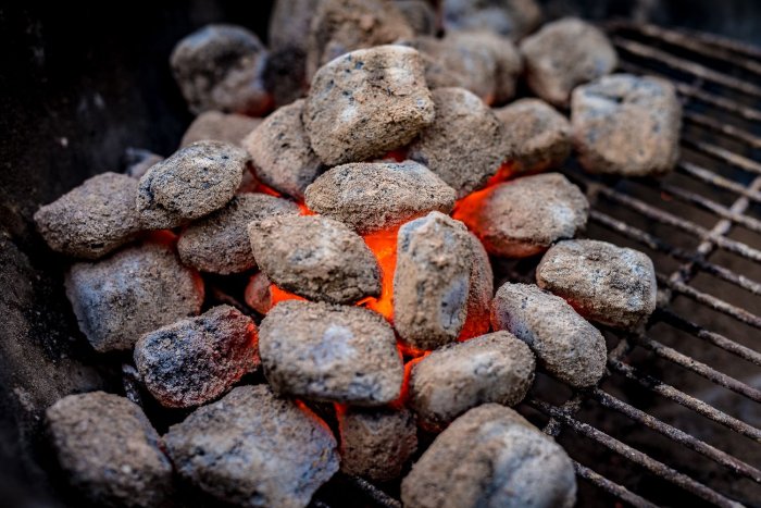 Kokos Grillkohle glüht besonders heiß und lange