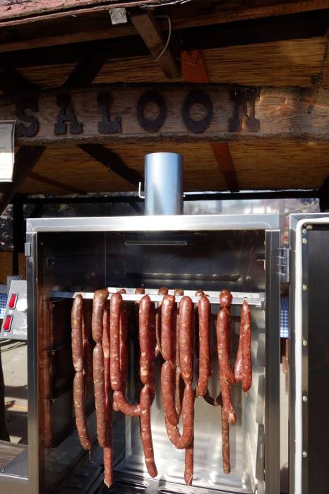 Im Borniak BBQ Smoker Simple BBDS 150V1.4 Bratwurst mir aromatischem Raucharoma veredeln