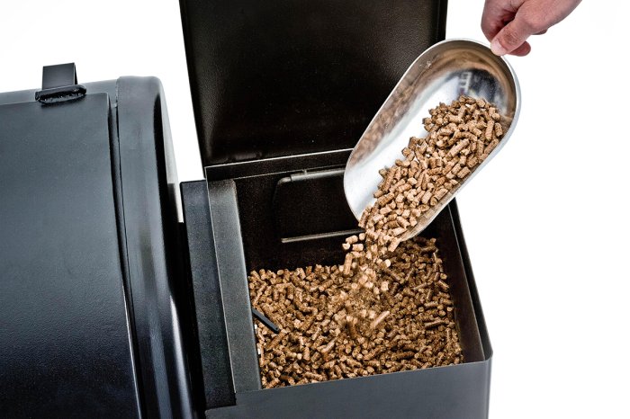 Pelletgrills werden mit Holzpellets befeuert, die für das typische Raucharoma sorgen
