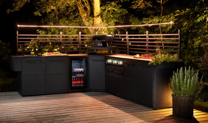 Kombinationsbeispiel COZZE Outdoor Küche Elements mit Zubehör wie Rückwandgitter und LED-Beleuchtung