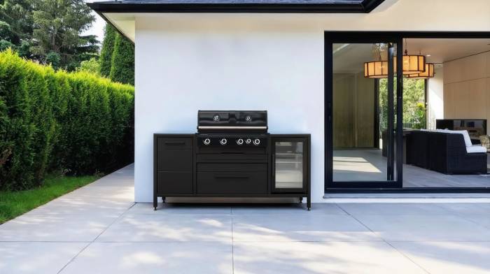 Schwarze Einbaukühlschränke mit getönter Glasfront eignen sich perfekt für moderne und elegante Outdoor Küchenkonzepte. 