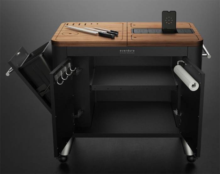 Everdure Prep Kitchen als mobile Vorbereitungsstation mit geöffnetem Stauraum