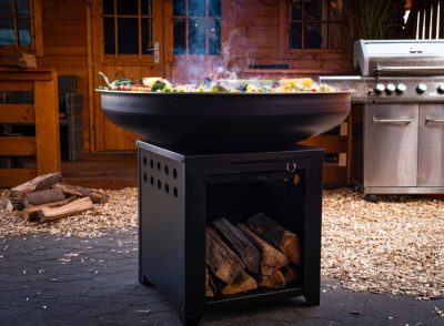 Grillfürst Feuerplattengrill mit Grillgut und Holzfach im Sockel