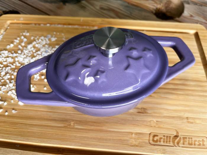 Grillfürst Sternentöpfchen XS mit lilafarbener Emaillierung und Edelstahl-Deckelgriff