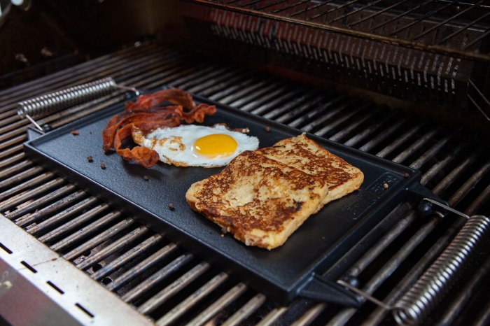 Die eckige Grillplatte kann auch auf dem Grillrost platziert werden.