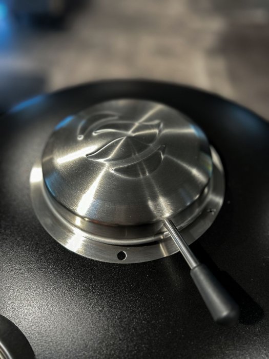 Lüftungsschieber am Deckel mit Kappe für Regenschutz