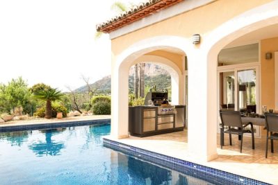 Napoleon Oasis Outdoor Küche mit Einbaugrill und Arbeitsplatte auf einer Terrasse