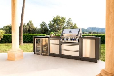 Napoleon Oasis Outdoor Küche mit modular angeordneten Schränken