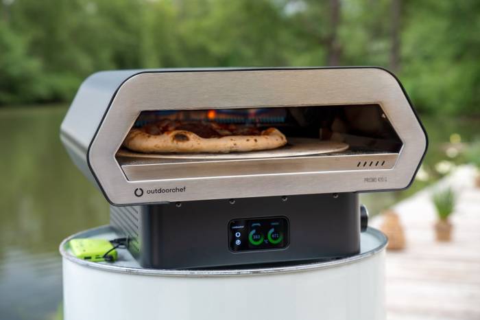 Der Outdoorchef Prismo 420 G Pizzaofen mit automatisch drehbarem Pizzastein