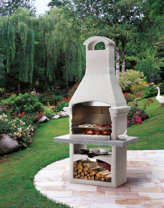 Beton-Grillkamin im Garten: Grillen über der Glut mit praktischen Ablagefächern unter der Grillfläche