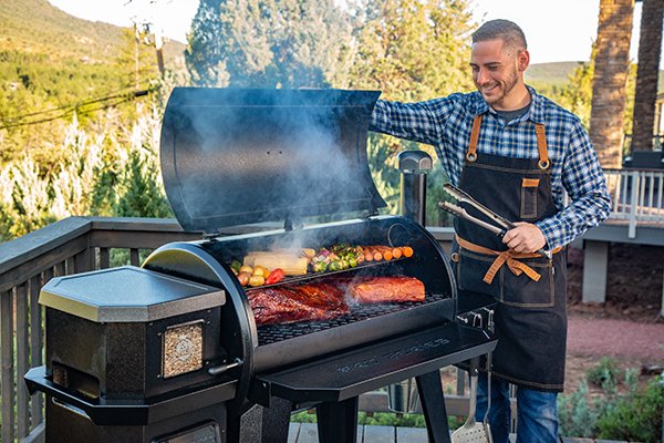 Komfortable Pelletgrill Station Pit Boss Pro Series 1150 mit großer Grillfläche, Front- und Seitenablage und WIFI-Steuerung