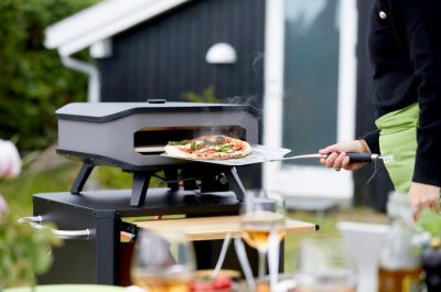 COZZE Gas-Pizzaofen auf einem Tisch mit Pizza auf dem Pizzaschieber