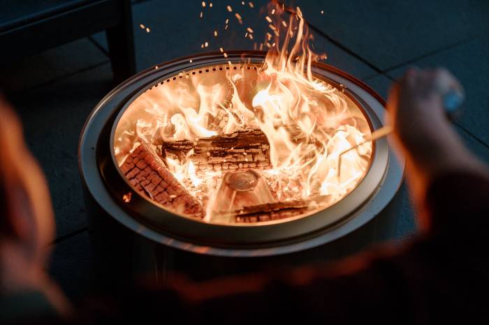 Beeindruckende Flamme bei der Solo Stove Summit Feuerschale