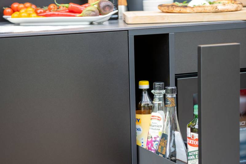 Grillfürst Moments Pizzastation mit Outdoorchef Prismo 420G, Kühlschrank, Apothekerauszug und Tür mit Staufach, inkl. Rückwand - Nero