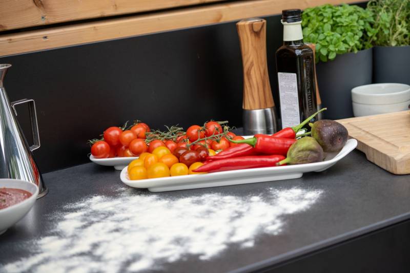 Grillfürst Moments Pizzastation mit Outdoorchef Prismo 420G, Kühlschrank, Apothekerauszug und Tür mit Staufach, inkl. Rückwand - Nero