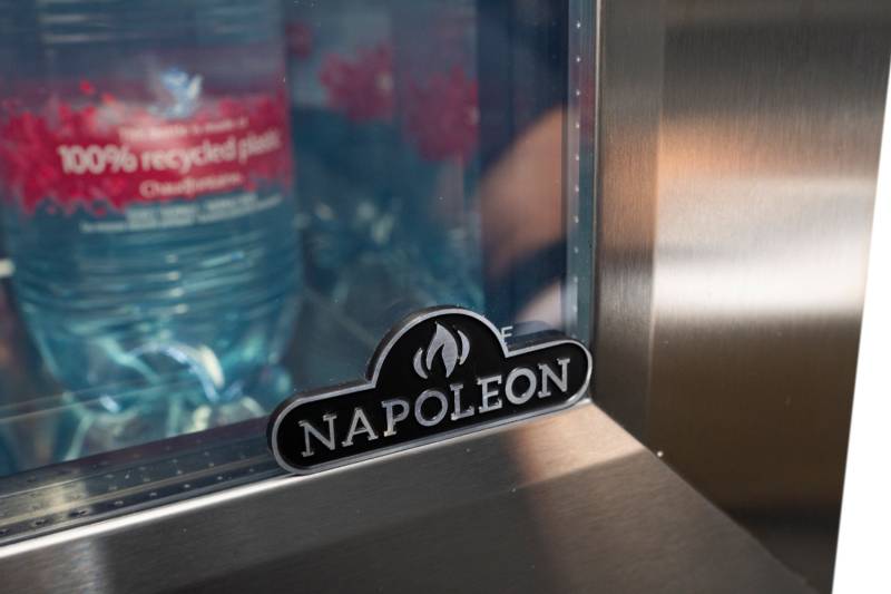 Napoleon Outdoor - Kühlschrank, 135 Liter, linksdrehende Tür mit Doppelverglasung und LED Beleuchtung - wasserdicht nach IP24