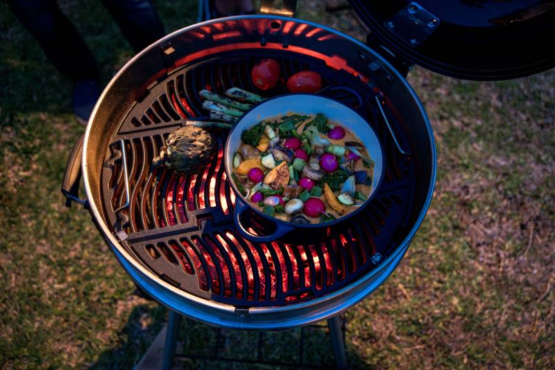 Napoleon PRO Holzkohlegrill Kugelgrill Ø 57 cm mit Gussrost und Deckelscharnier