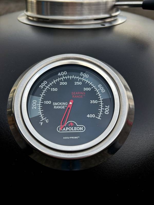 Napoleon PRO Holzkohlegrill Kugelgrill Ø 57 cm mit Gussrost und Deckelscharnier - Mattschwarz - inkl. Abdeckhaube