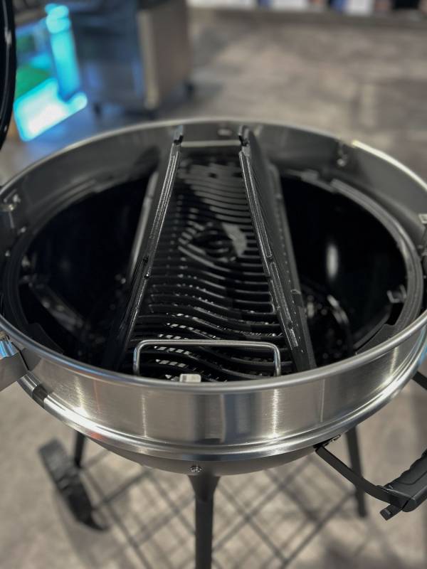 Napoleon PRO Holzkohlegrill Kugelgrill Ø 57 cm mit Gussrost und Deckelscharnier - Mattschwarz - inkl. Abdeckhaube