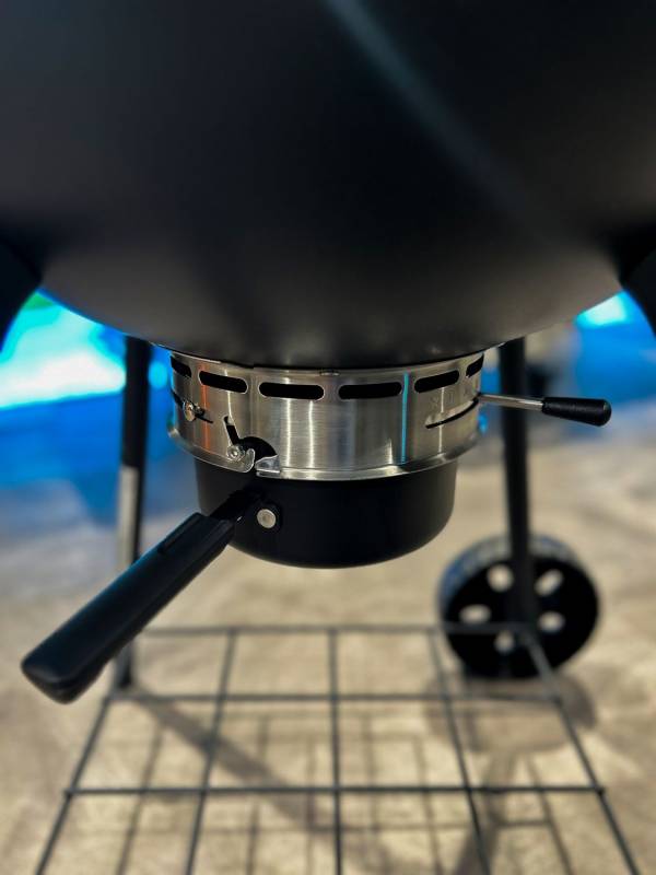 Napoleon PRO Holzkohlegrill Kugelgrill Ø 57 cm mit Gussrost und Deckelscharnier - Mattschwarz - inkl. Abdeckhaube