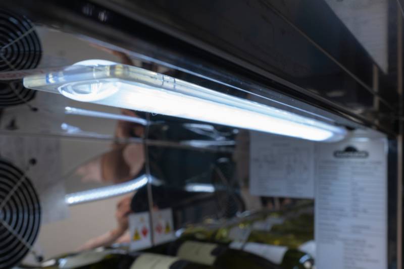 Napoleon Outdoor - Kühlschrank, 135 Liter, linksdrehende Tür mit Doppelverglasung und LED Beleuchtung - wasserdicht nach IP24