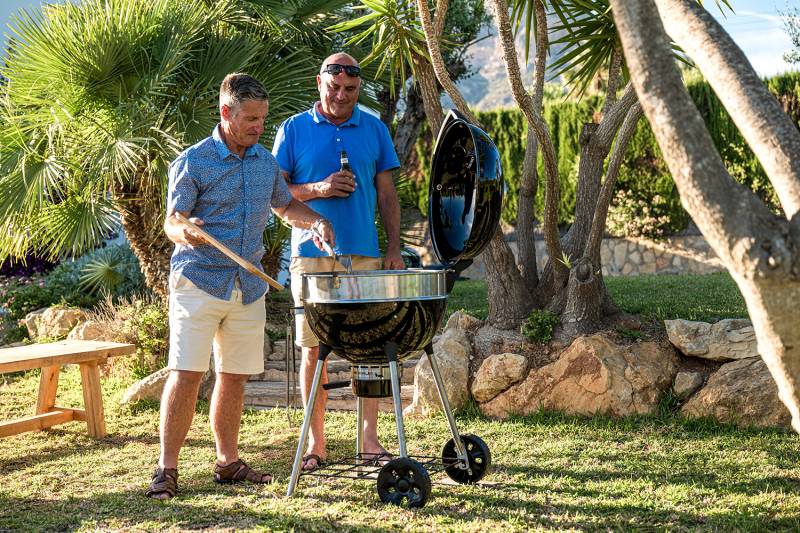 Napoleon PRO Holzkohlegrill Kugelgrill Ø 57 cm mit Gussrost und Deckelscharnier