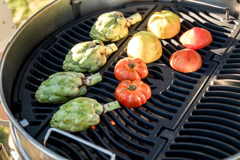 Napoleon PRO Holzkohlegrill Kugelgrill Ø 57 cm mit Gussrost und Deckelscharnier