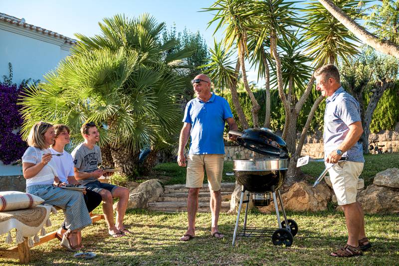 Napoleon PRO Holzkohlegrill Kugelgrill Ø 57 cm mit Gussrost und Deckelscharnier