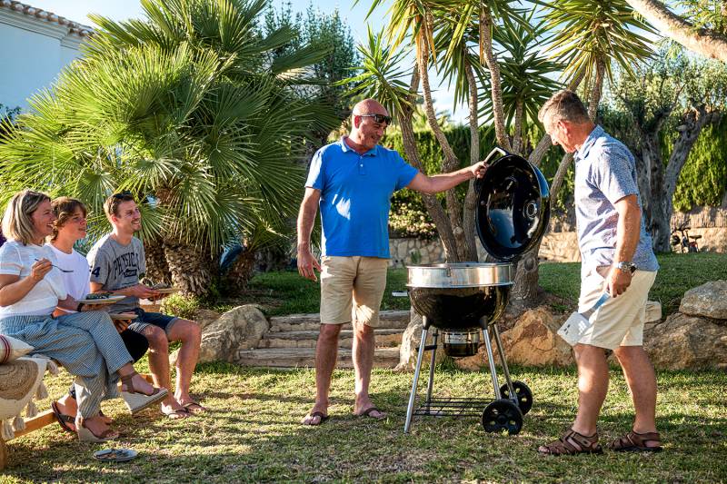 Napoleon PRO Holzkohlegrill Kugelgrill Ø 57 cm mit Gussrost und Deckelscharnier