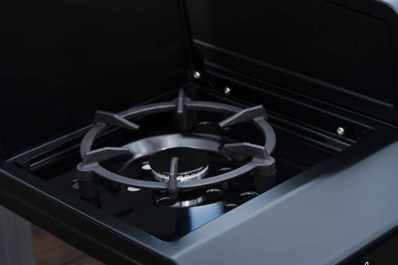 Outdoorchef Planchagrill HEAT C-265 - mit Doppel-Blazing-Zone, Cooking Zone und Gusseisen-Plancha + Easy Check Thermometer und Abdeckhaube